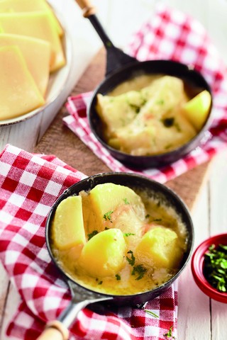 Raclette um Feier mat Gromperen a Stoffi